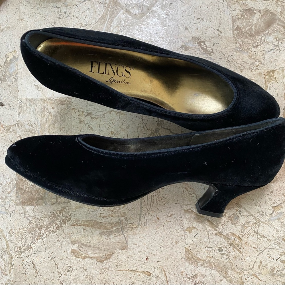 Black Velour Slip On Vintage Pump Almond Toe Flings After Six Size 6